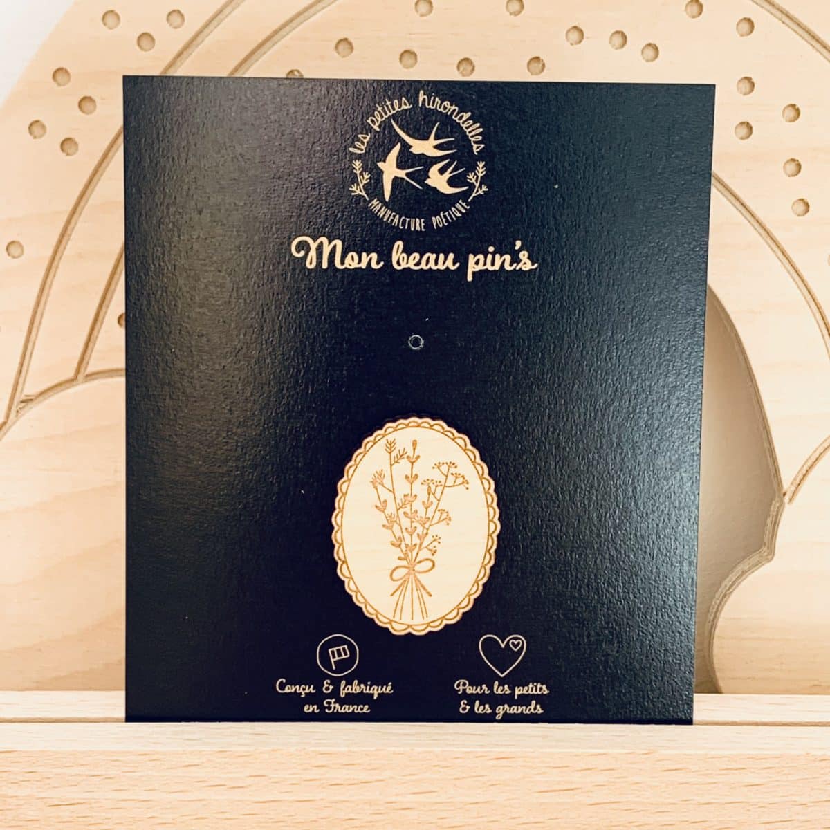 Pin’s en bois – Médaillon fleuri