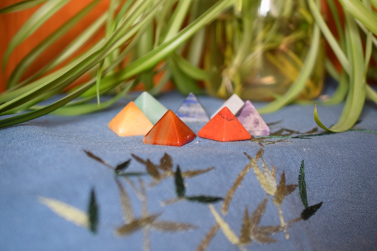Pierres Chakras Pyramides – Image 3
